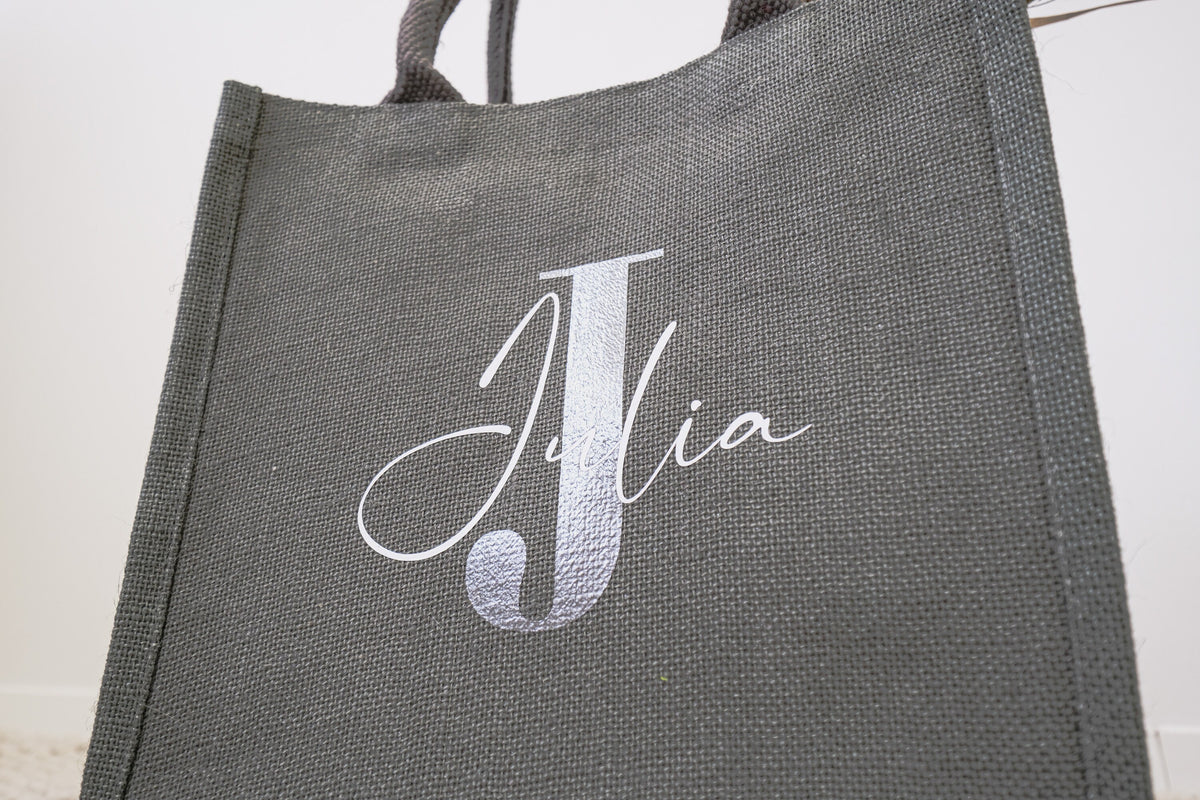 Graue Jutetasche mit Initialen | Geschenk zum Muttertag | JGA, Brautparty oder Abschiedsgeschenk Lehrer und Erzieher | Geburtstagsgeschenk - JelliesDesign - Jute Bag - Totes