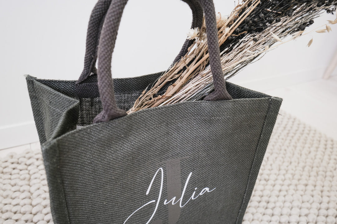 Graue Jutetasche mit Initialen | Geschenk zum Muttertag | JGA, Brautparty oder Abschiedsgeschenk Lehrer und Erzieher | Geburtstagsgeschenk - JelliesDesign - Jute Bag - Totes