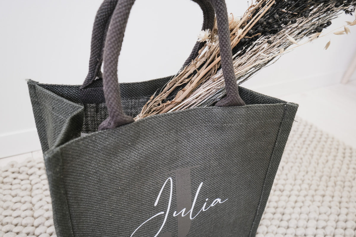Graue Jutetasche mit Initialen | Geschenk zum Muttertag | JGA, Brautparty oder Abschiedsgeschenk Lehrer und Erzieher | Geburtstagsgeschenk - JelliesDesign - Jute Bag - Totes