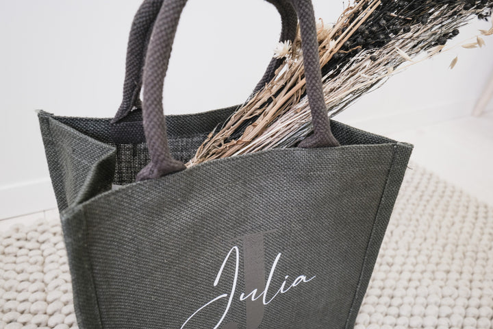 Graue Jutetasche mit Initialen | Geschenk zum Muttertag | JGA, Brautparty oder Abschiedsgeschenk Lehrer und Erzieher | Geburtstagsgeschenk - JelliesDesign - Jute Bag - Totes