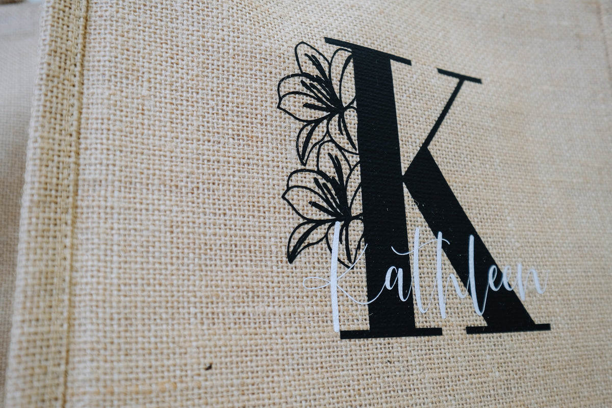 Jutetasche mit Initialen | Blumenmotiv | Geschenk zum Muttertag oder JGA | Brautparty oder Abschiedsgeschenk Lehrer und Erzieher - JelliesDesign - Jute Bag - Totes