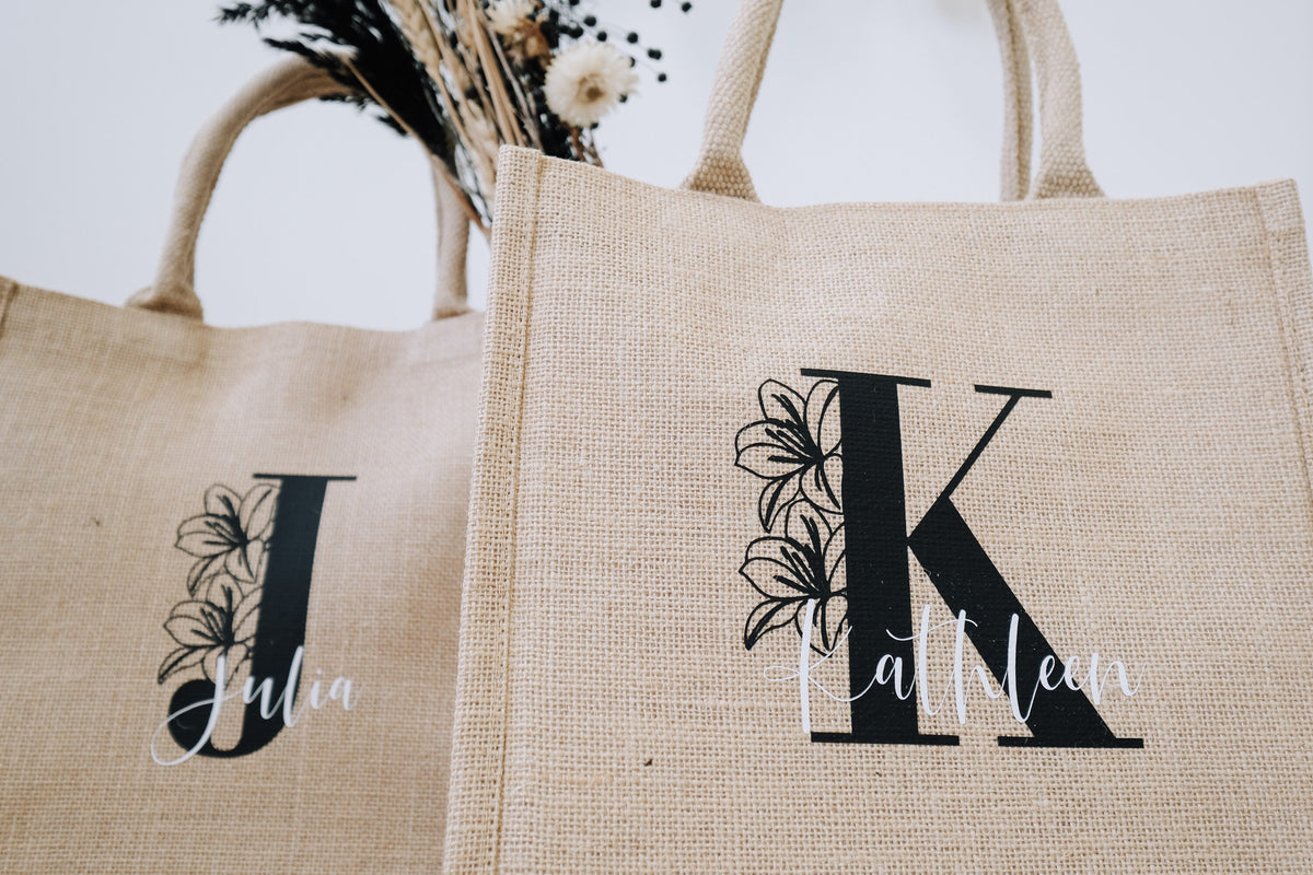 Jutetasche mit Initialen | Blumenmotiv | Geschenk zum Muttertag oder JGA | Brautparty oder Abschiedsgeschenk Lehrer und Erzieher - JelliesDesign - Jute Bag - Totes