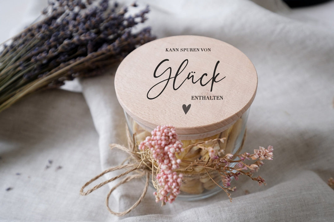 Vorratsglas Glücksspuren Geschenkidee für die naschsüchtige Kollegin, Erzieher, Kollegen oder Kita | Geschenkglas mit graviertem Holzdeckel - Jellies Design