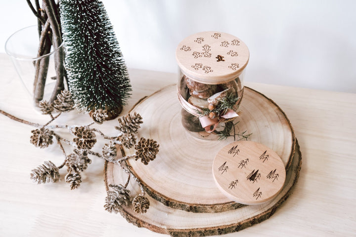 Weihnachtsgläser und Keksdosen mit Skandinavischen Tannenbaummotiv in vier verschiedenen Größen - Jellies Design