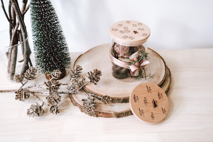 Weihnachtsgläser und Keksdosen mit Skandinavischen Tannenbaummotiv in vier verschiedenen Größen - Jellies Design